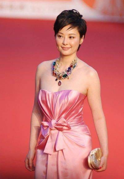 袁立搭讪“祁同伟”对他赞不绝口，网友提醒她要“矜持点”