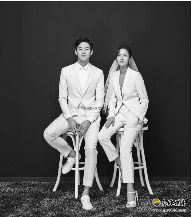 网上就流传一张双宋CP以黑白色调为主婚照  后证实系粉丝P图