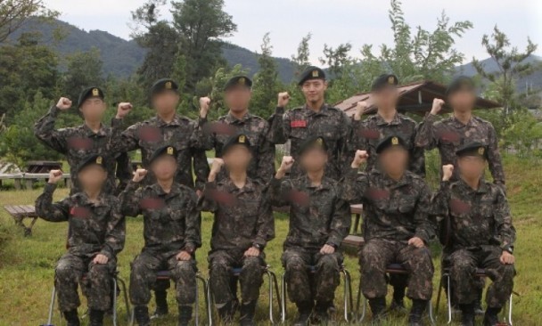 姜河那在入伍后首张当兵照曝光  与同期入伍的新兵拍摄团体照