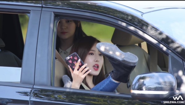 GFRIEND成员被指用脚打招呼是为什么？