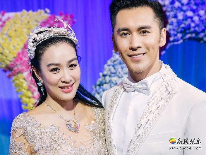 钟丽缇晒照：她和老公张伦硕及友人长城搞怪拍照，大展傲人身材