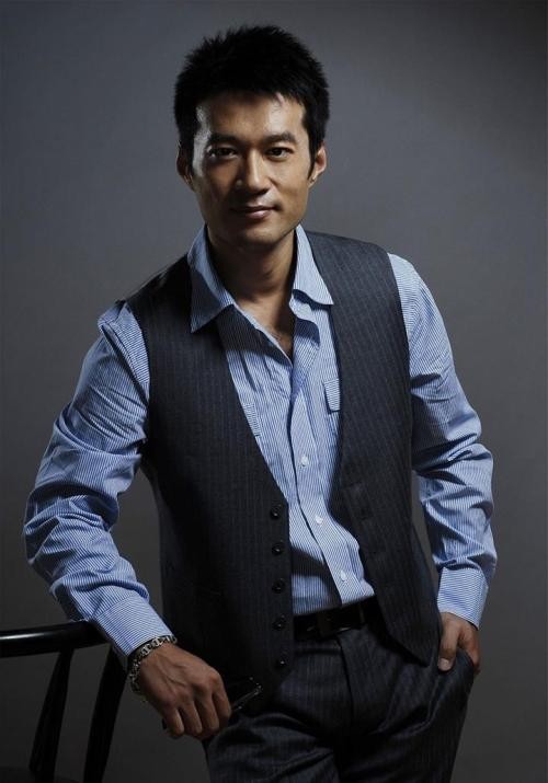 男演员谭凯曝照：头顶牛仔帽，戴黑超行走街头，可谓腔调十足
