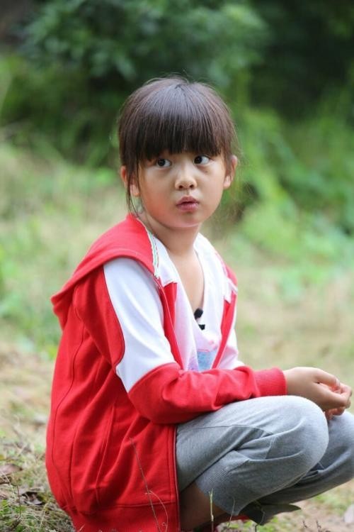 孙莉晒多多姐妹亲吻照：两位小公主打扮美丽，小表情格外温馨有爱