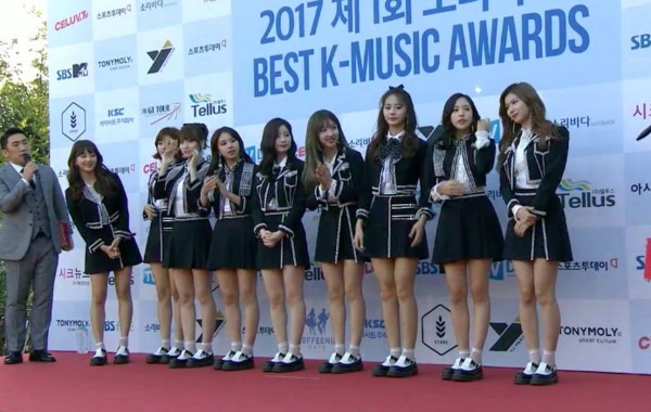 TWICE穿平底鞋走红毯    搭配浪漫的滚边西装以及膝上迷你裙