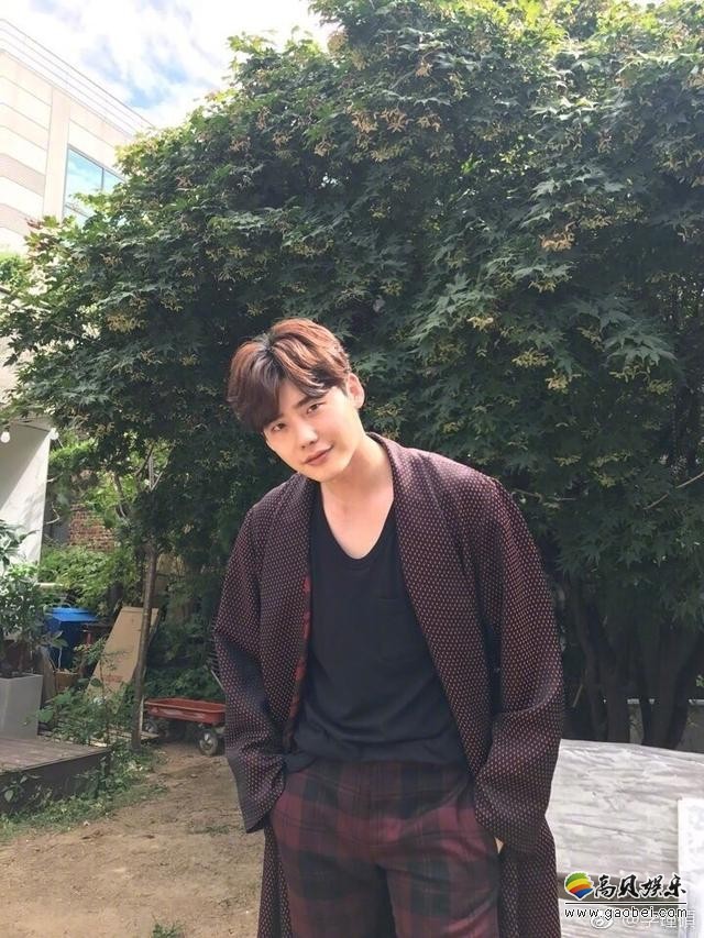 李钟硕在微博上晒出一组自拍  身穿长款风衣和拖鞋悠闲漫步