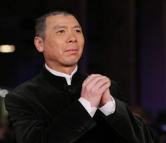 网友截出当时冯导获奖片段，被发现右手似乎绕过演员文章的手