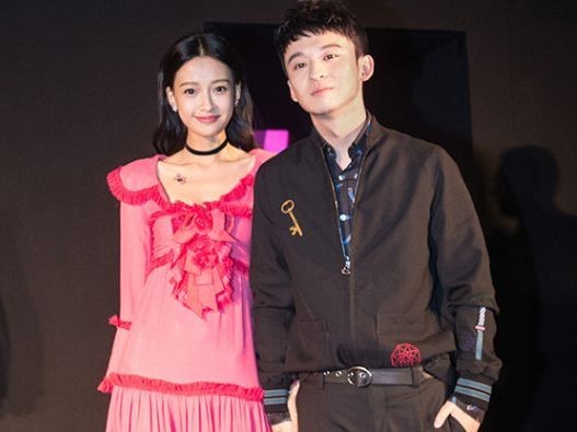 孙怡分享和董子健轻握婴儿小手照片，两人的手比成心形，温馨十足