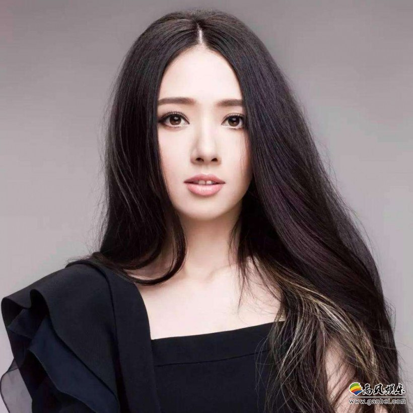 郭碧婷微博晒照：身穿纱裙秀出香肩蛮腰，美腿若隐若现十分惹火