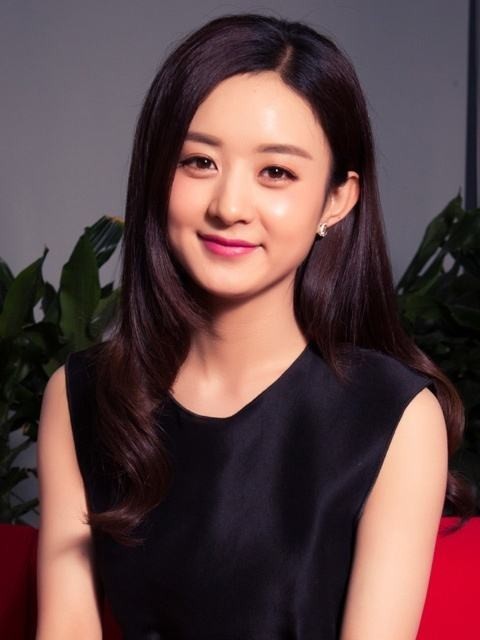 网友拍到赵丽颖深夜到苏州医院挂点滴，戴着帽子和口罩，十分低调