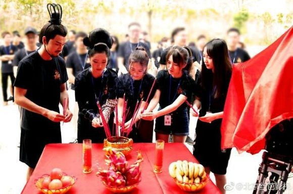 古装穿越悬疑喜剧《狄大人驾到》横店顺利杀青，敬请期待！