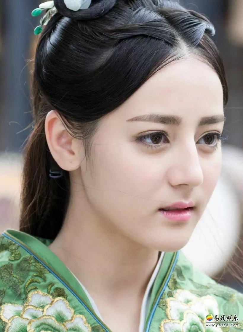 某品牌2018女装秀，官方邀请唯一中国女艺人：迪丽热巴惊艳亮相