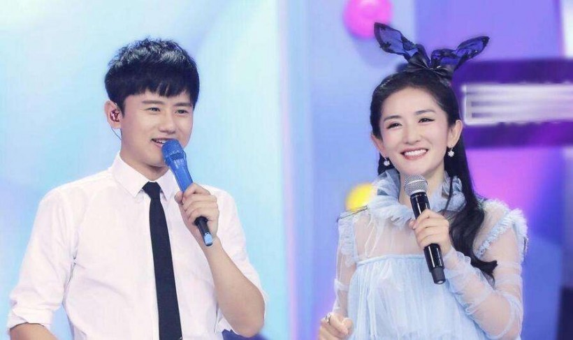 谢娜通过微博晒素颜照：“洗完头，好开心！来看你们一眼”