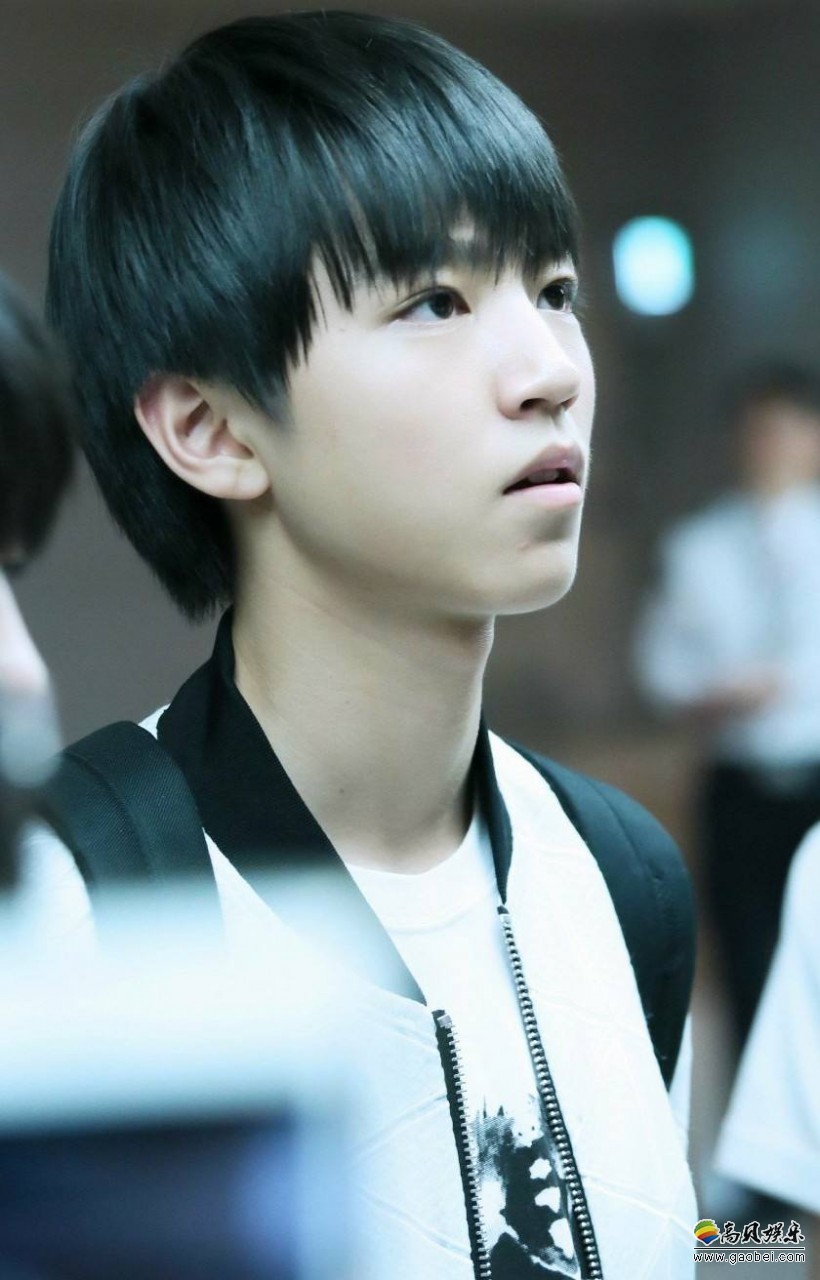 网友晒王俊凯“错位图”，俊凯下半身被胳膊挡住，好像是他的大腿