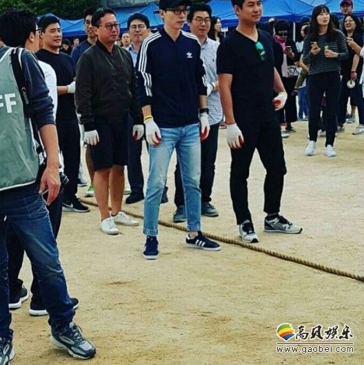 刘在石以家长身份参加的儿子学校举办的秋季运动会