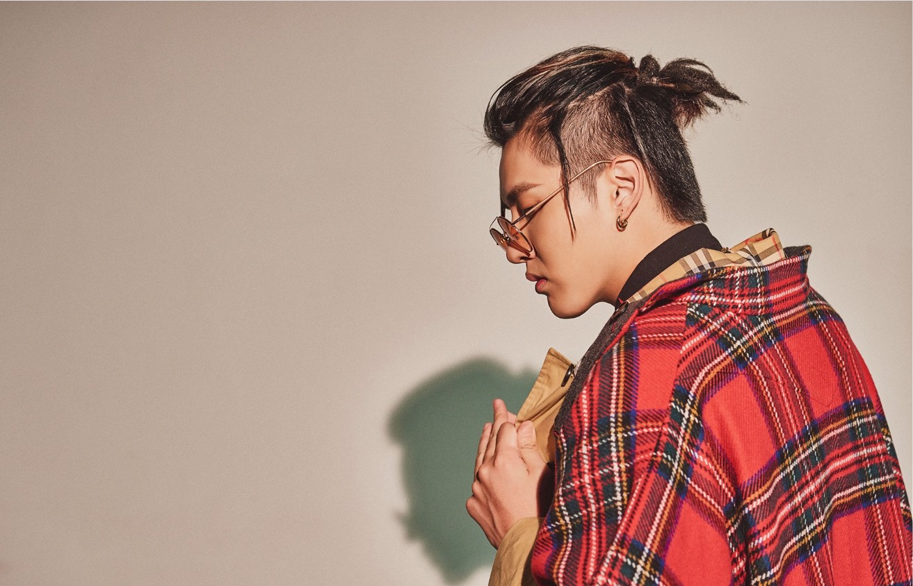 吴亦凡2017生日会海报曝光:戴墨镜,搭配菠萝头,嘻哈范十足