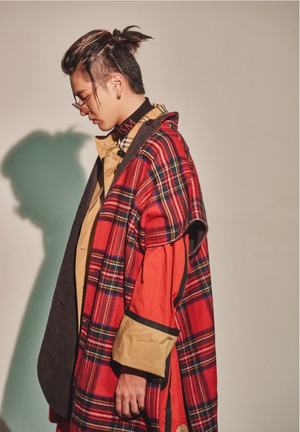 吴亦凡2017生日会海报曝光:戴墨镜,搭配菠萝头,嘻哈范十足