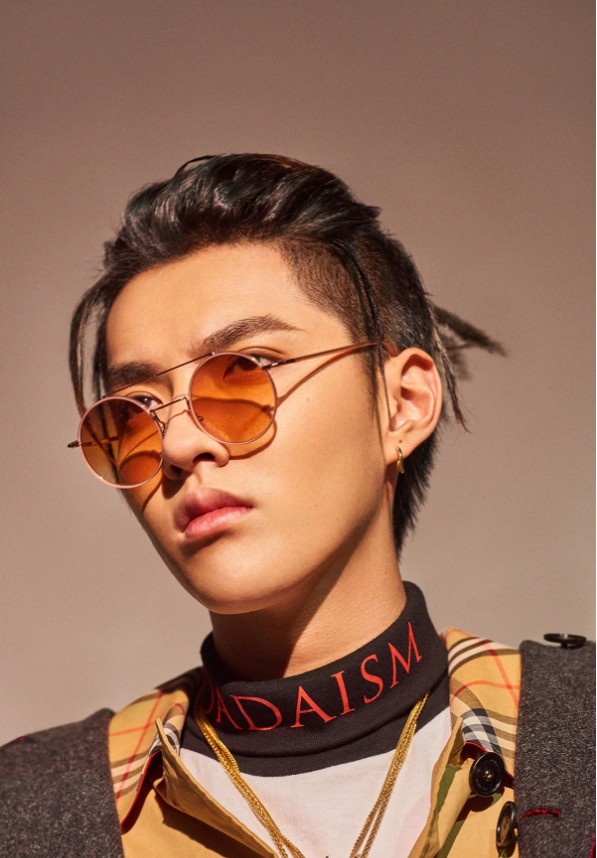 吴亦凡2017生日会海报曝光:戴墨镜,搭配菠萝头,嘻哈范十足