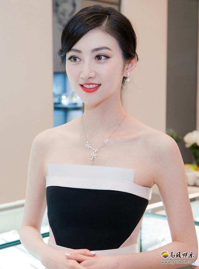 景甜微博发布视频画面，并配文：“又剪头发了，会挨打吗？”