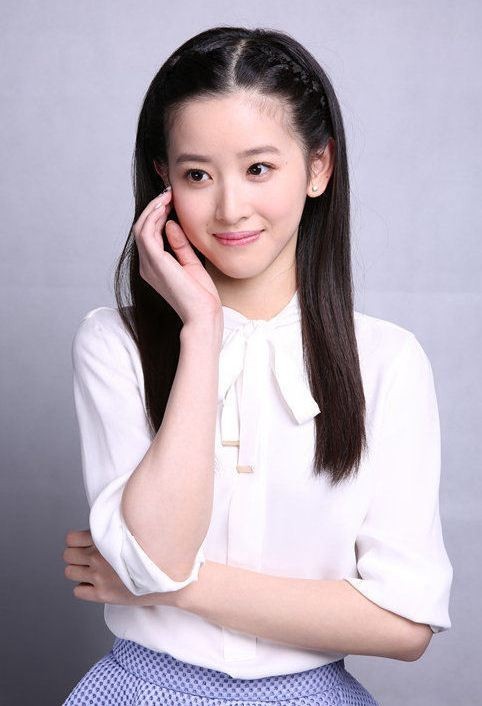 “奶茶妹妹”章泽天亮相巴黎时装周：她与外国友人合影，端庄优雅