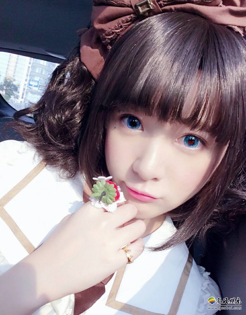 徐娇微博晒出Lolita照片：她身着华丽小裙子，仿佛魔法小公主
