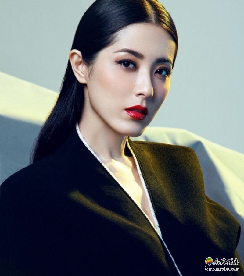 曾黎出席“华语电影盛典”：紫色轻纱礼服；活力十足，性感迷人