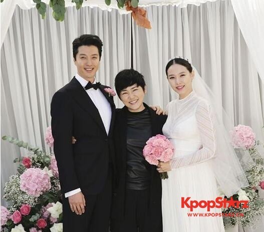摄影师洪慧珍公开与李东健和赵允熙的合照   婚礼照被公开