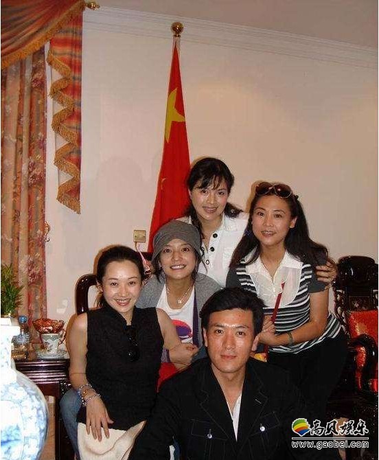 赵薇和许晴早年埃及游玩照片曝光：可以看出两人的关系很好