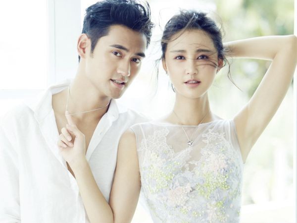 张歆艺晒出他拍：袁弘坐在她旁边，举着相机对着老婆不停的按快门
