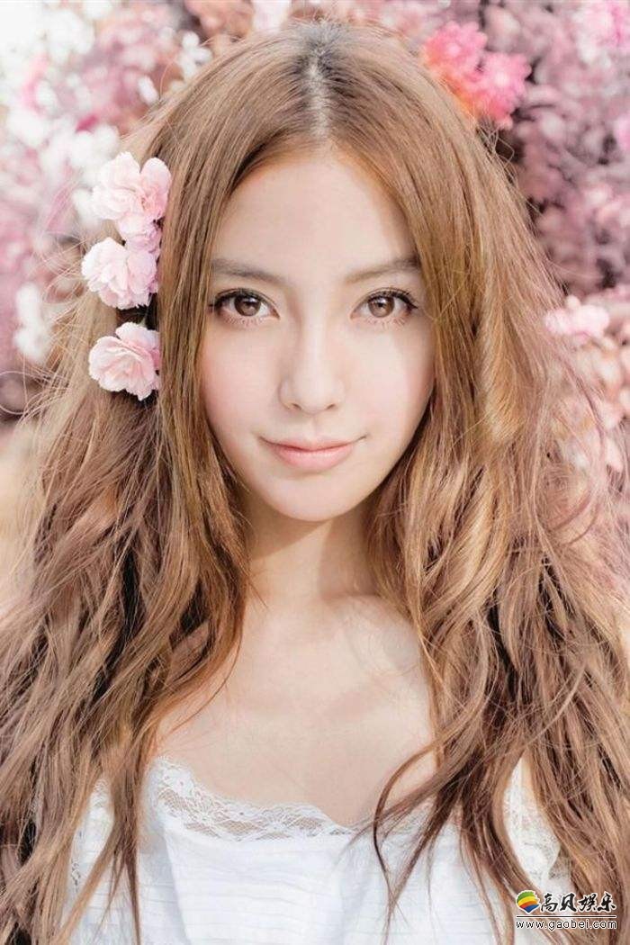 杨颖工作室微博晒美照：Angelabab身穿露肩长裙，尽显温柔优雅