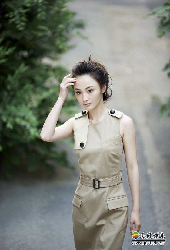 姚笛亮相巴黎时装周秀场，时尚感满满帅气十足，低头浅笑心情好
