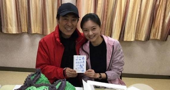 张艺谋小31岁娇妻陈婷，微博晒生日照：与女儿看起来十分幸福