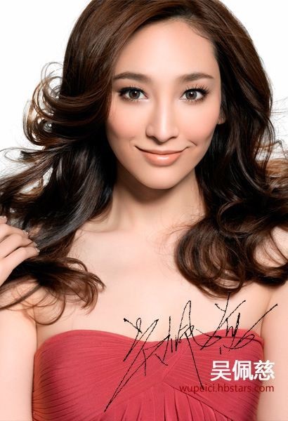 吴佩慈为小儿子举行百日宴，晒出闺蜜合照，男友纪晓波没有露面