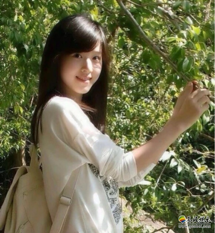 名模刘雯＆章泽天(奶茶妹妹)同框出镜，两人笑容嫣然，表情甜美