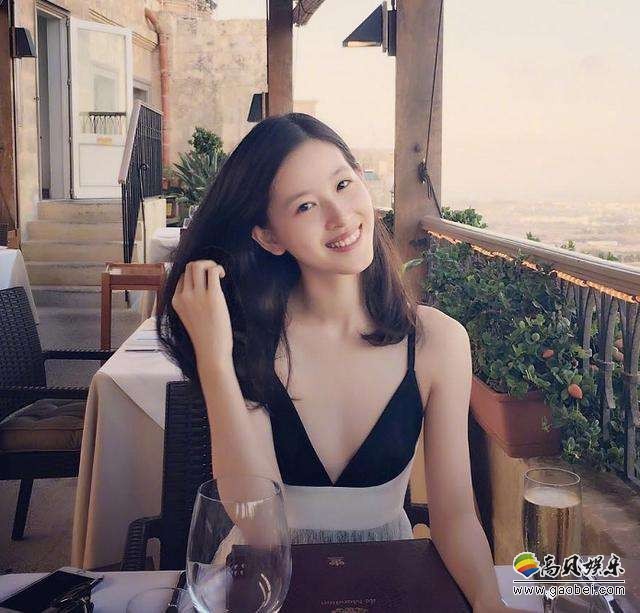 章泽天现身巴黎香榭丽舍大街看秀，T台模特是“老乡”李宇春