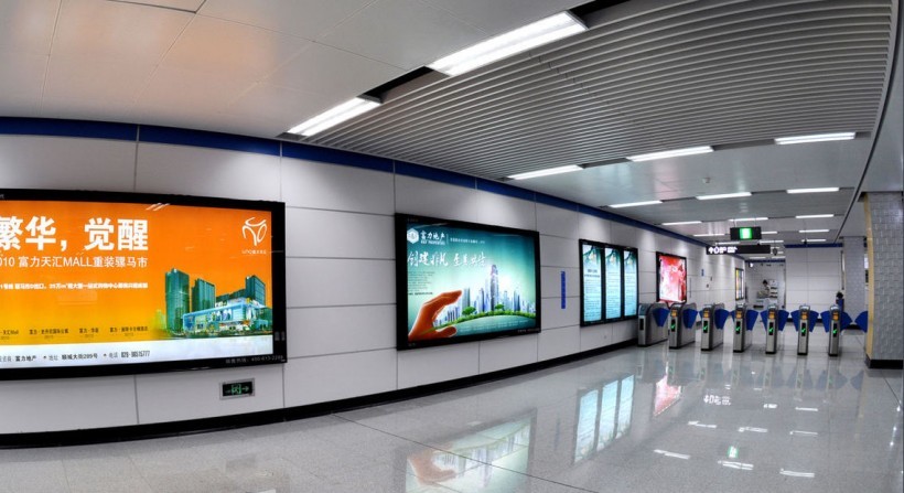 地铁是相对封闭的空间：人们注意力容易集中，情绪传染也会加速