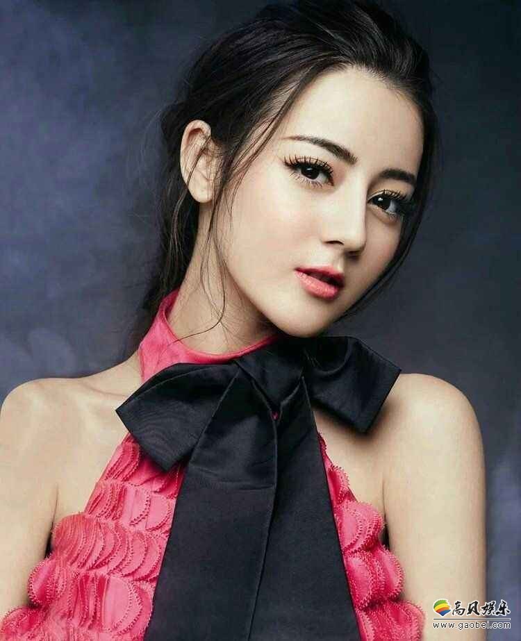 迪丽热巴微博晒游玩照：穿着清爽，超短裙大白腿，笑容甜美可爱