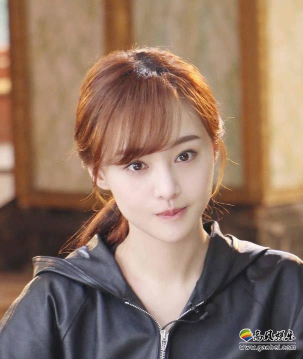 郑爽参加《演员的诞生》：爽妹子穿婚纱变“新娘”，大秀雪白香肩