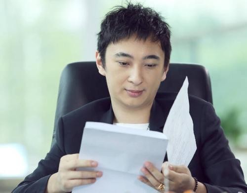 网友偶遇王思聪在美国度假用餐，身边居然又换了一位新女伴！