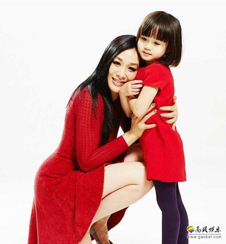 钟丽缇晒出女儿考拉进组拍电影照片，小考拉摇身一变成为小格格