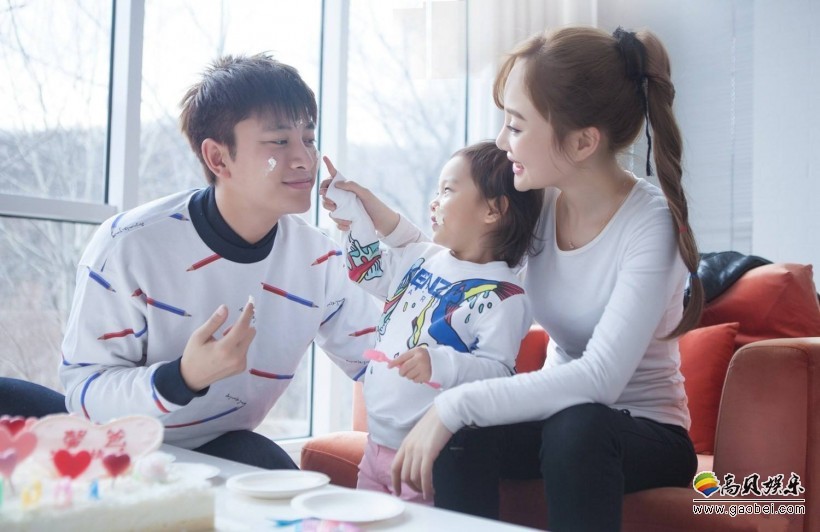 李小璐晒全家出游照：甜蜜依偎贾乃亮怀里，休闲装秀出大长腿