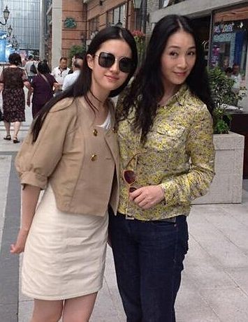 刘亦菲晒出与小姨周雯琼合影美照，配文：文琼阿姨演出成功