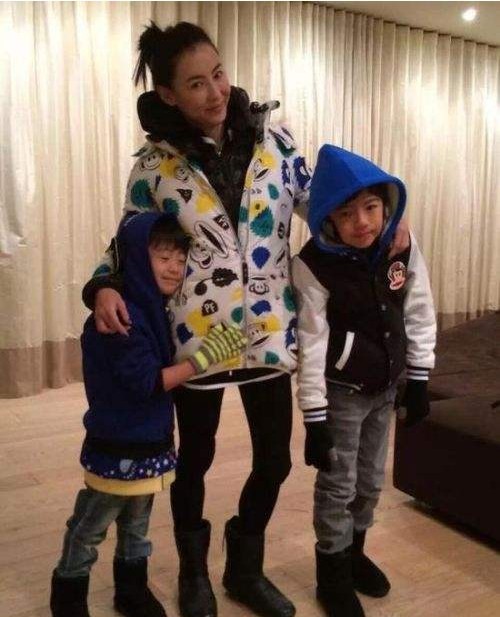 张柏芝带两个儿子和弟弟一起逛街，晒出凹造型合照，酷劲十足