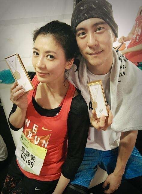 贾静雯43岁生日，修杰楷工作之余，还不忘告白：“永远爱你”