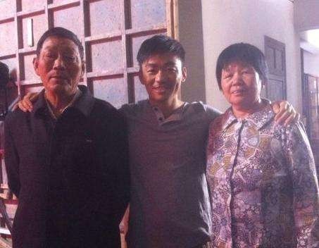 国庆期间，网友晒出王宝强一家三口出游照片，宝宝看来心情不错