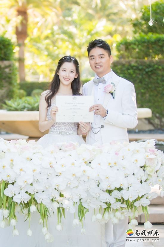 章泽天(奶茶妹妹)更新美照：与老公刘强东搂腰看圆月，甜入心扉