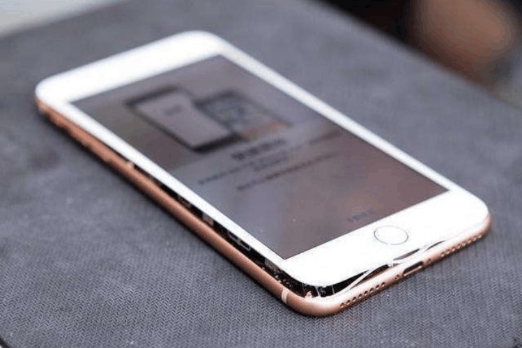 发布仅一周的苹果iPhone 8 Plus，在充电时发生“炸裂”