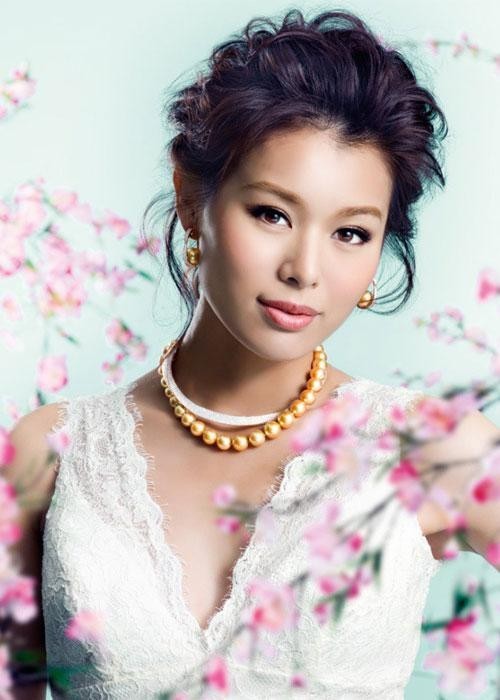 胡杏儿晒出孕肚照：甜蜜依偎老公怀里，夫妻俩看上去十分恩爱