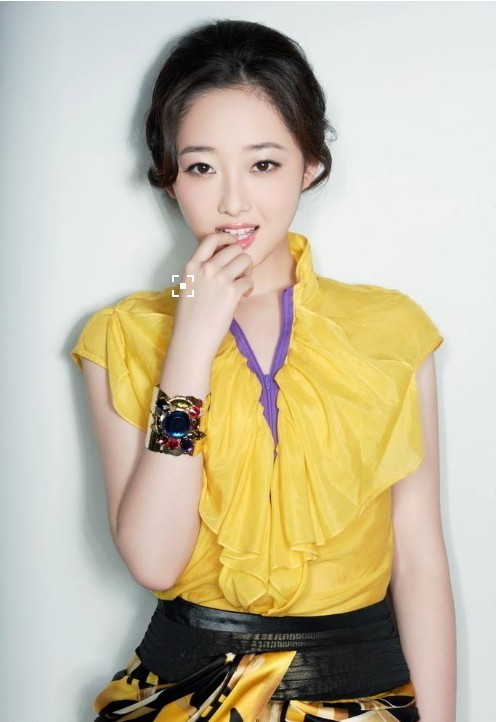 蒋梦婕晒出美图，并配文称：祝大家中秋节快乐，记得吃月饼哟！