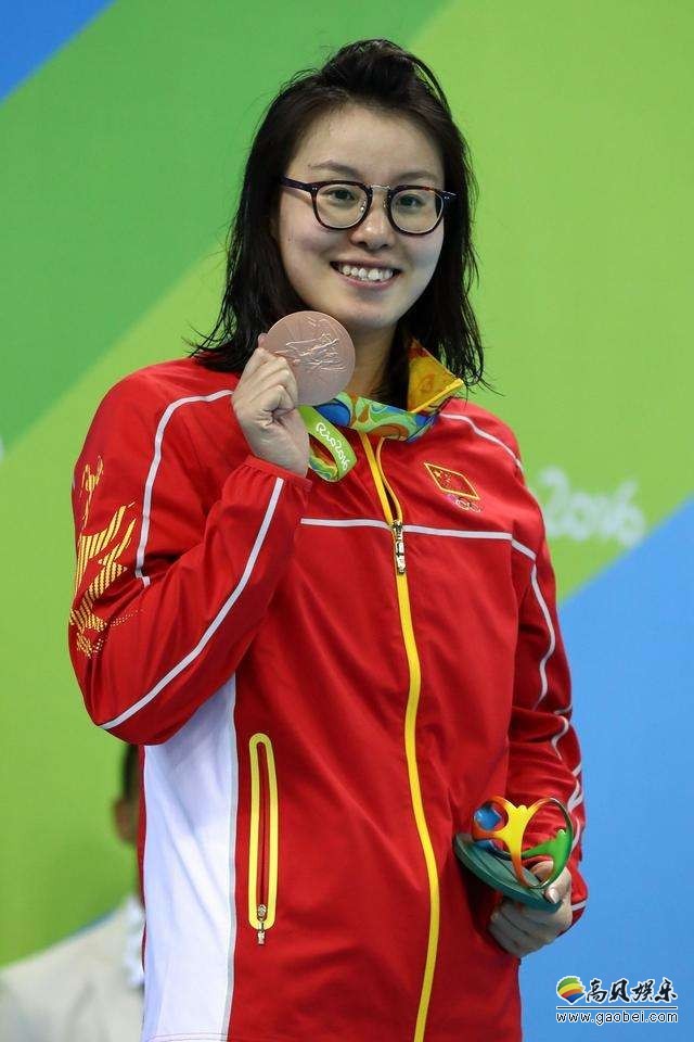 傅园慧晒合照：她与柯洁在杭州某餐厅搞怪自拍，两人喜感十足