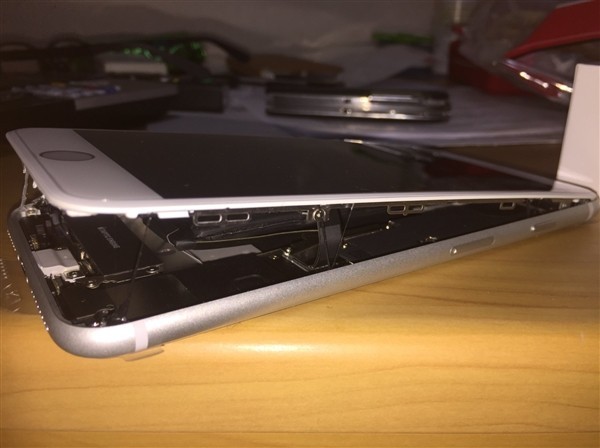 日本用户苹果iPhone 8受损照片：前面板翘起，没有“爆炸”痕迹